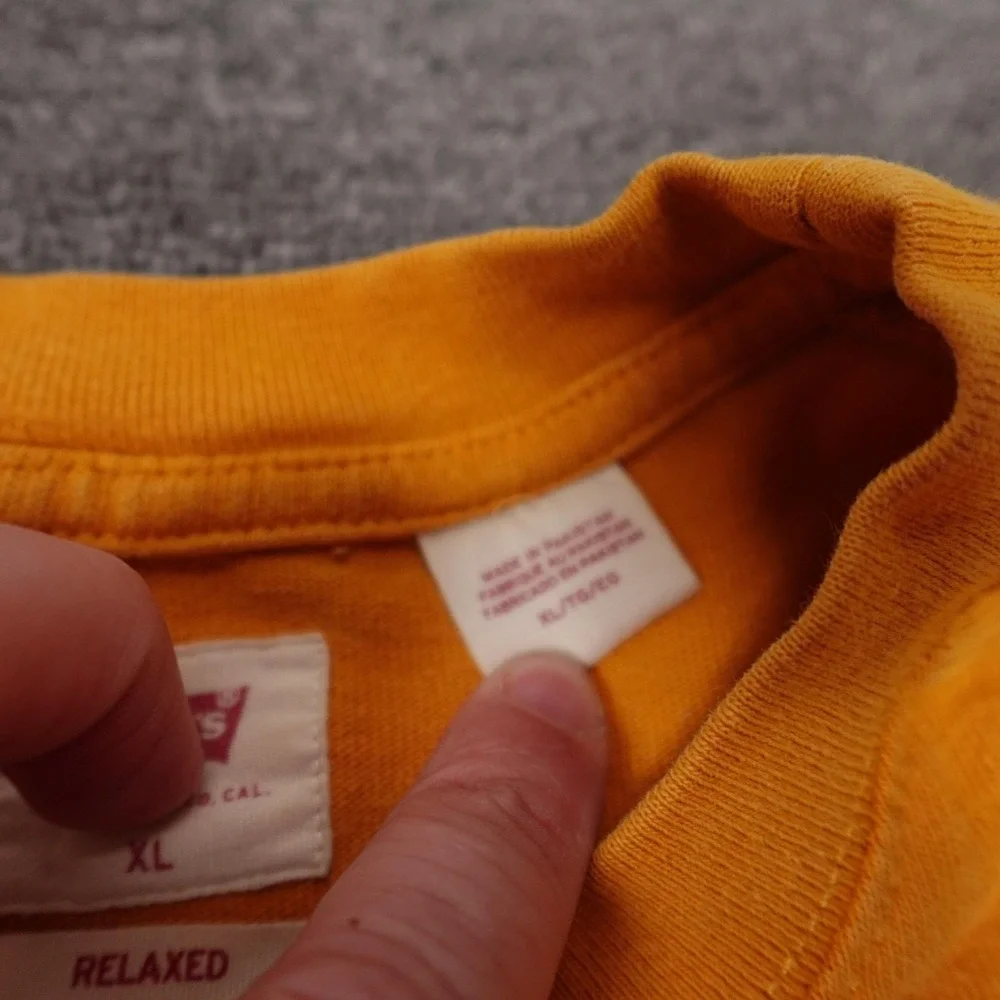Levi's Sweatshirt Mens XL Yellow Relaxed Fit Crewneck Fleece Logo‎ Pullover